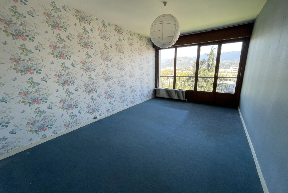 Appartement T4 à Échirolles avec Vue Montagne et Rénovation Possible 
