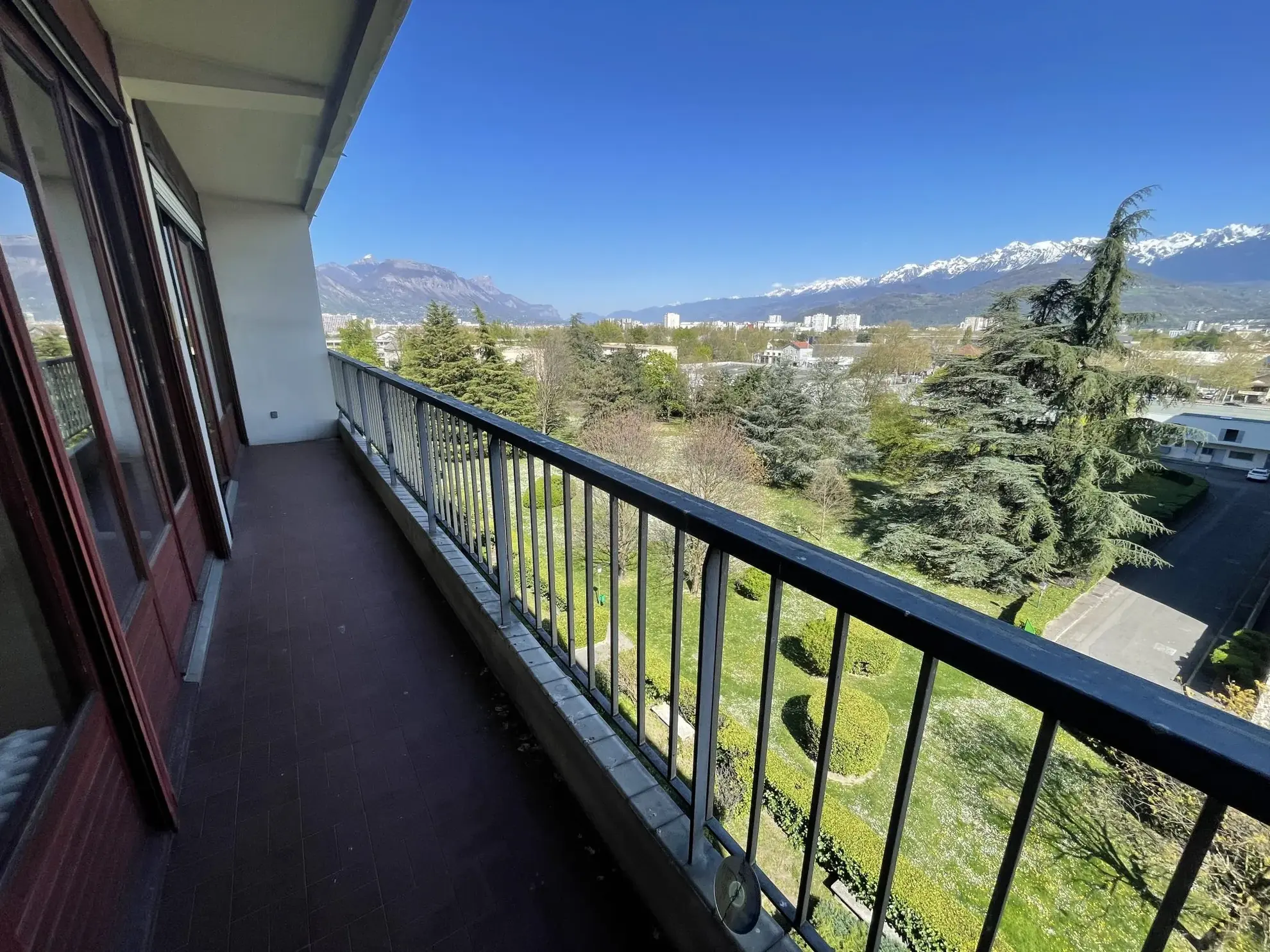Appartement T4 à Échirolles avec Vue Montagne et Rénovation Possible 
