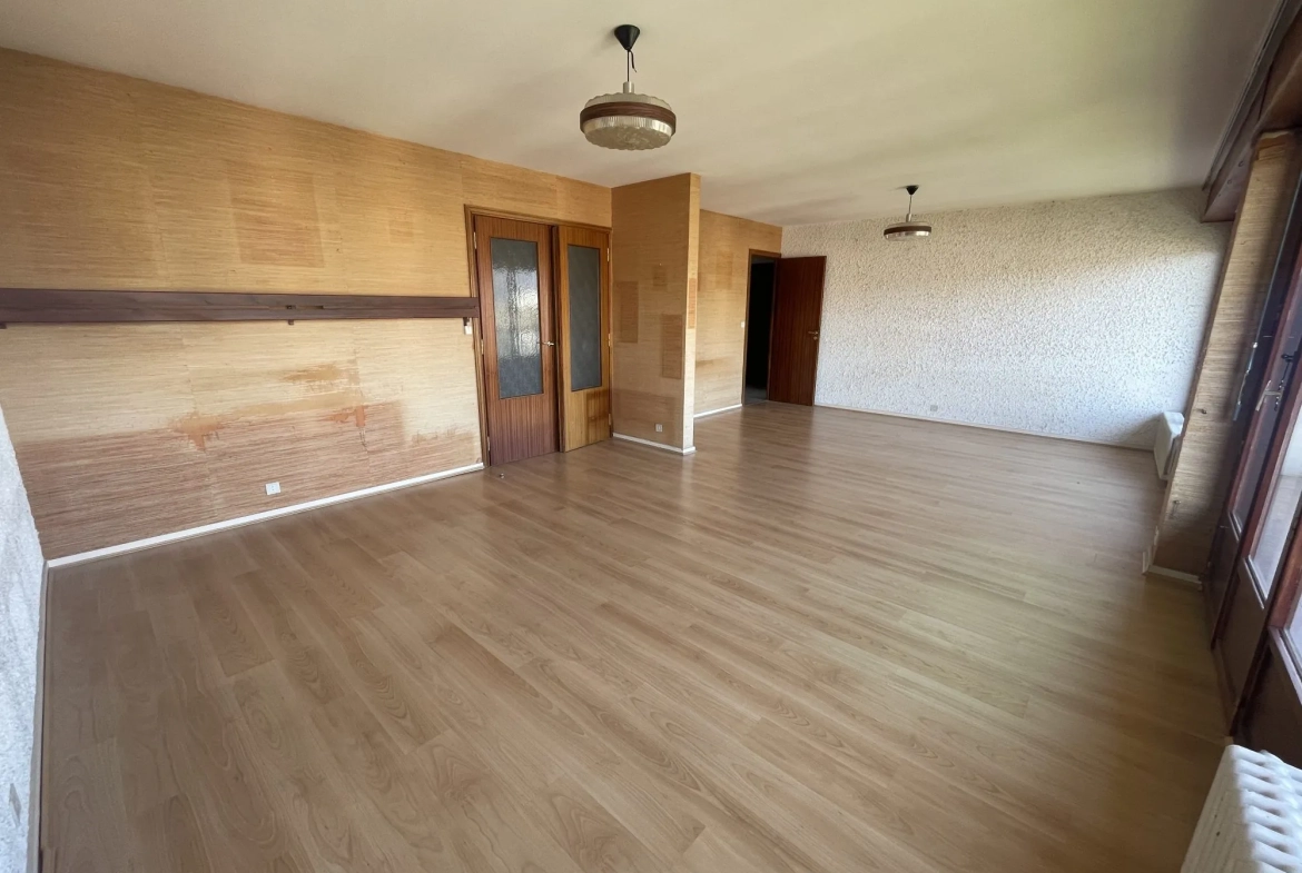 Appartement T4 à Échirolles avec Vue Montagne et Rénovation Possible 