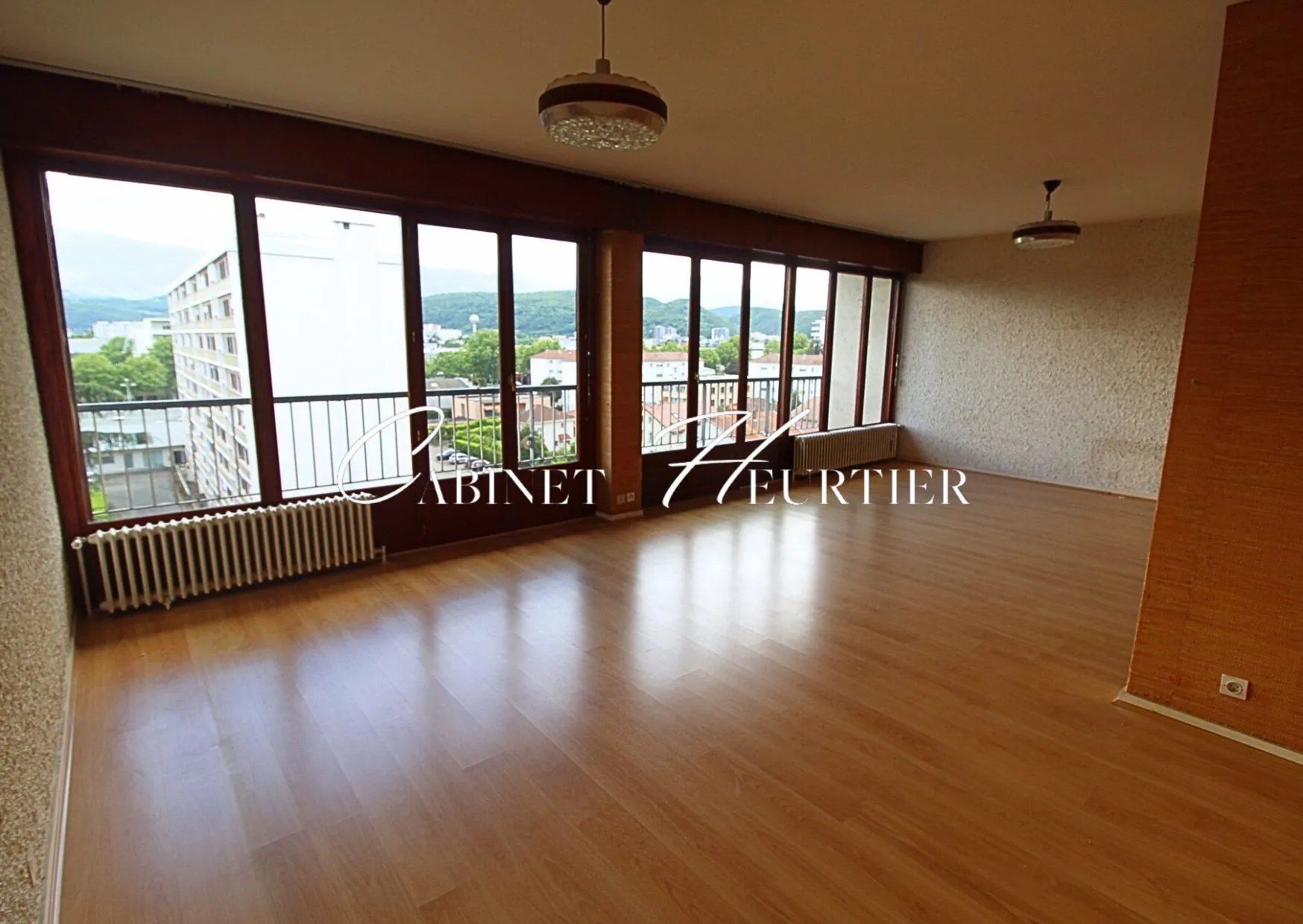 Appartement T4 à Échirolles avec Vue Montagne et Rénovation Possible 