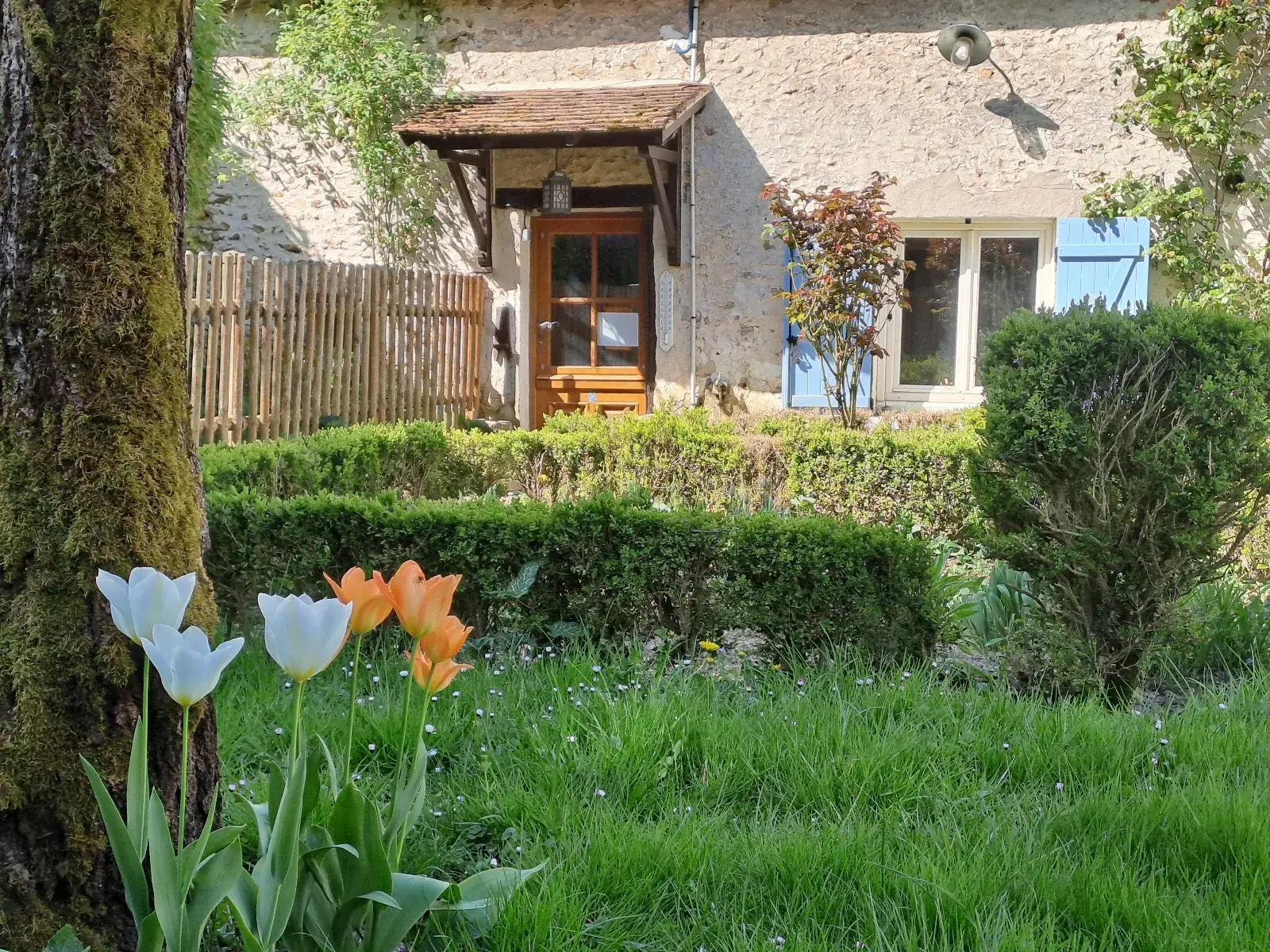 Maison authentique à rénover à Prunay-en-Yvelines avec dépendance et jardin 