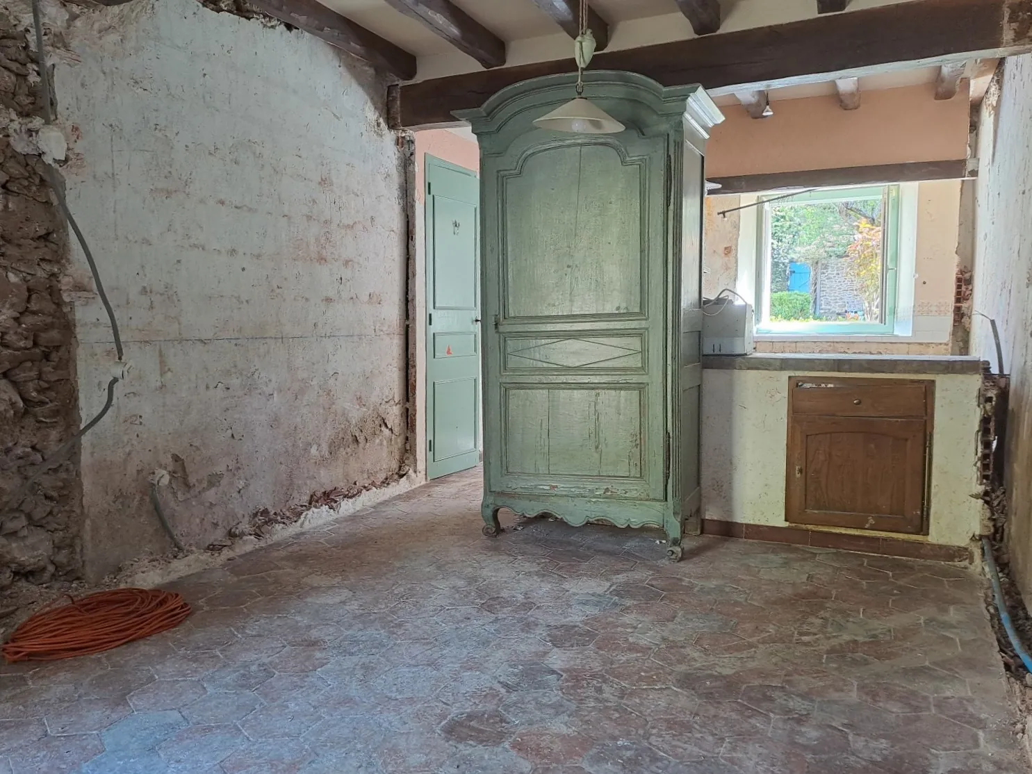Maison authentique à rénover à Prunay-en-Yvelines avec dépendance et jardin 