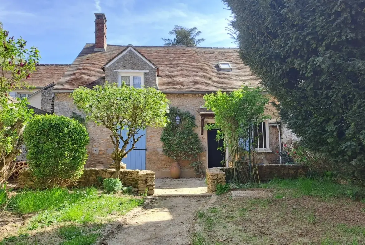 Maison authentique à rénover à Prunay-en-Yvelines avec dépendance et jardin 