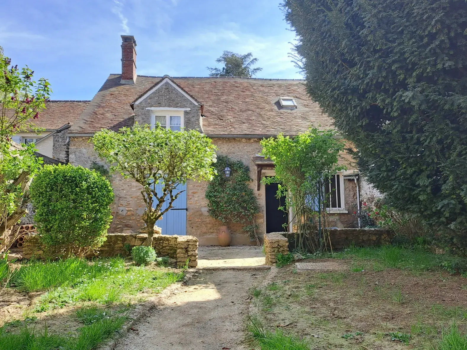 Maison authentique à rénover à Prunay-en-Yvelines avec dépendance et jardin 