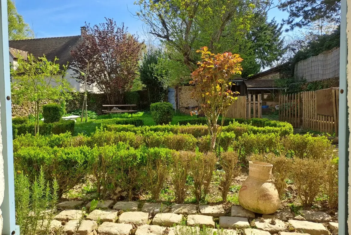 Maison authentique à rénover à Prunay-en-Yvelines avec dépendance et jardin 