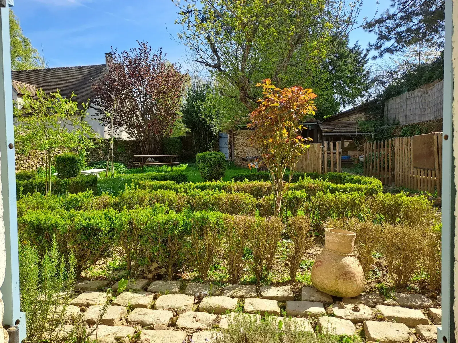 Maison authentique à rénover à Prunay-en-Yvelines avec dépendance et jardin 