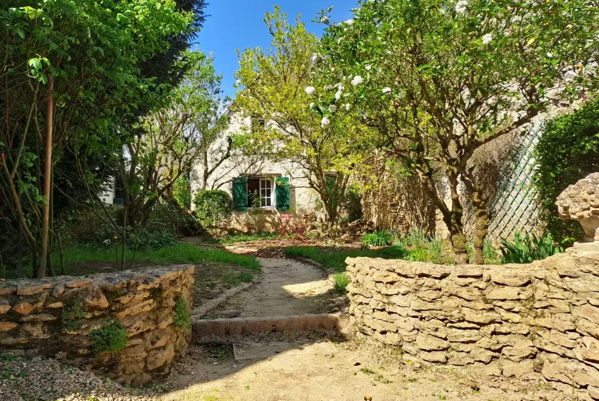 Maison authentique à rénover à Prunay-en-Yvelines avec dépendance et jardin 