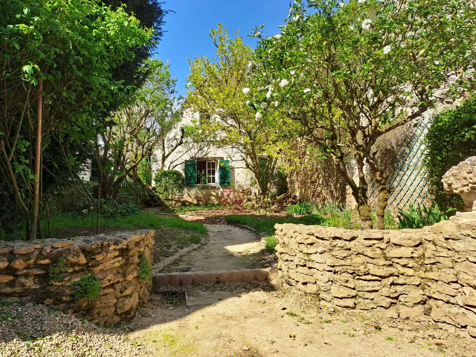 Maison authentique à rénover à Prunay-en-Yvelines avec dépendance et jardin 