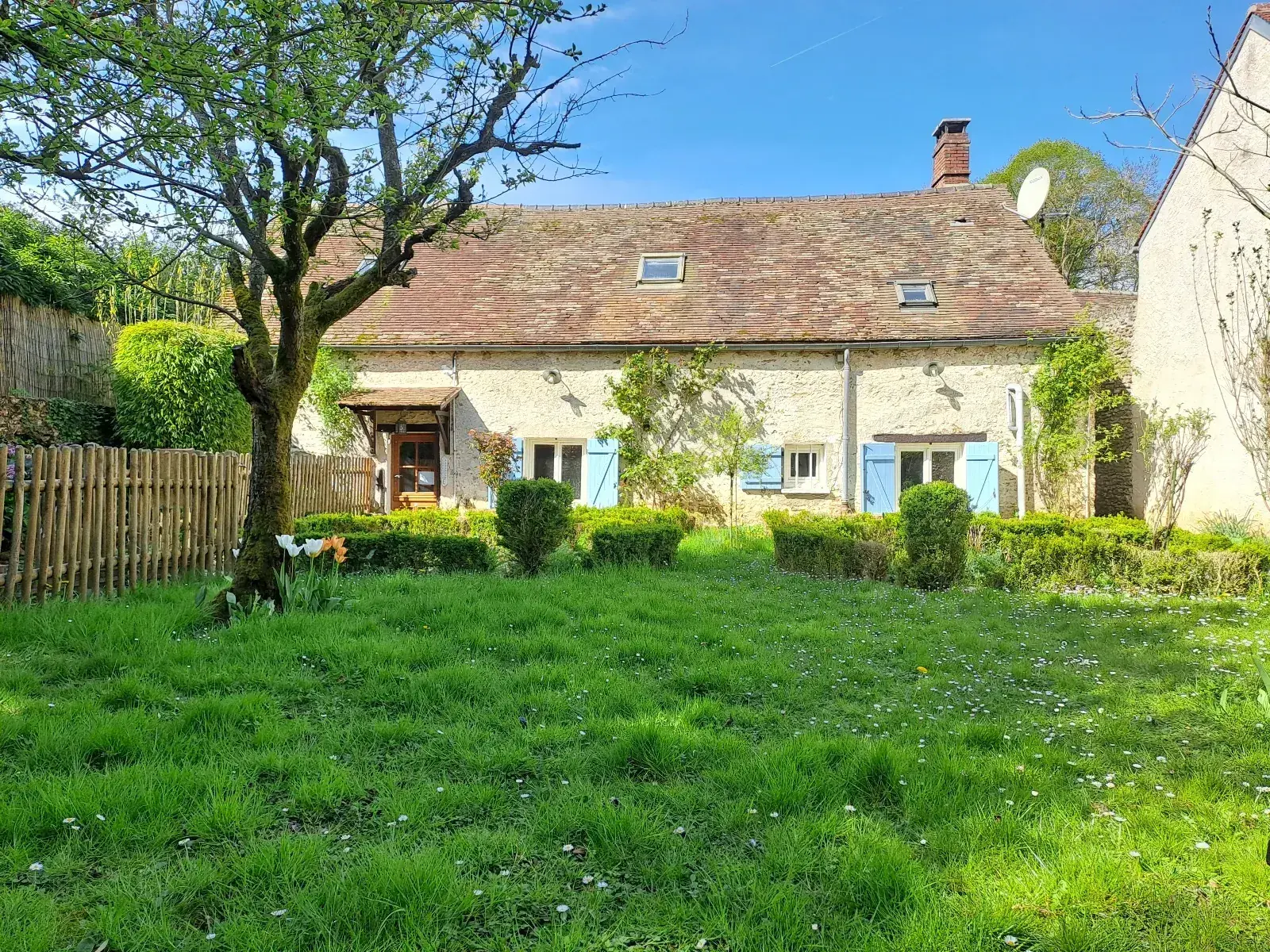 Maison authentique à rénover à Prunay-en-Yvelines avec dépendance et jardin 