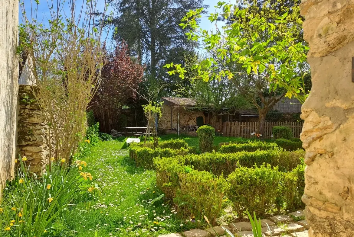 Maison authentique à rénover à Prunay-en-Yvelines avec dépendance et jardin 