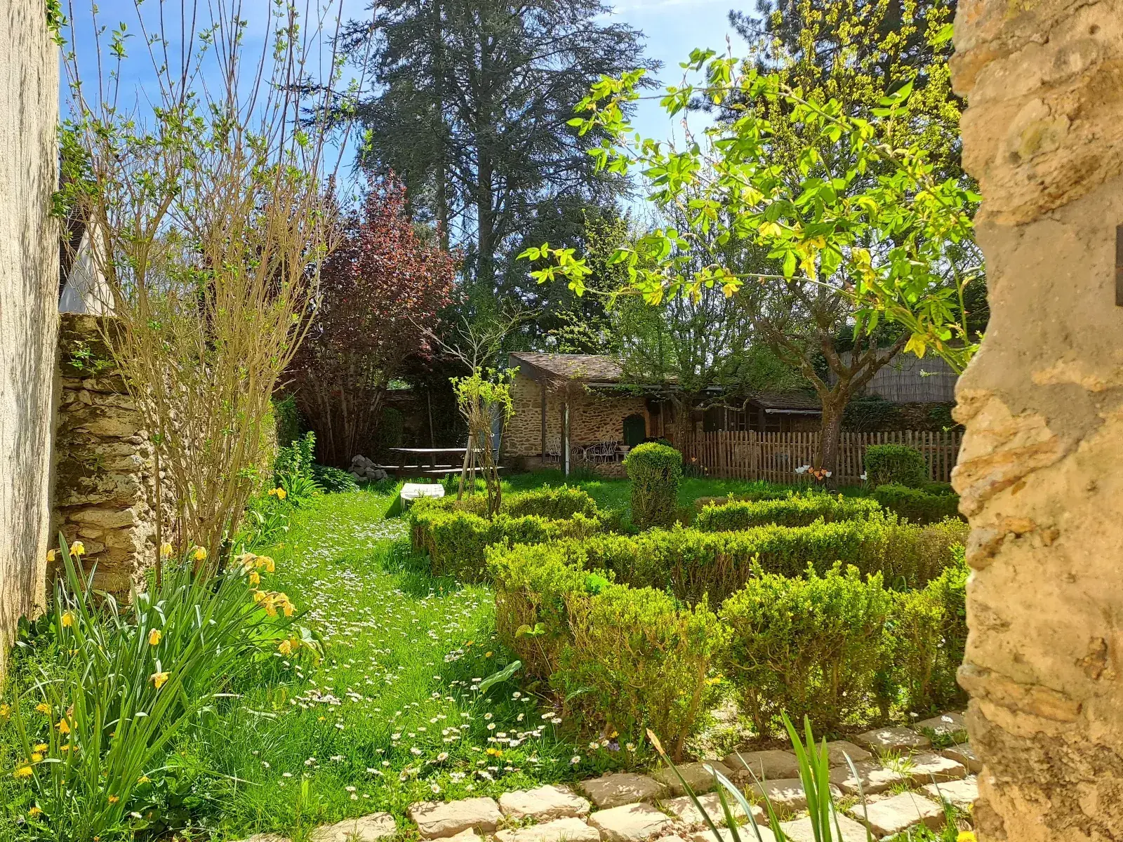 Maison authentique à rénover à Prunay-en-Yvelines avec dépendance et jardin 