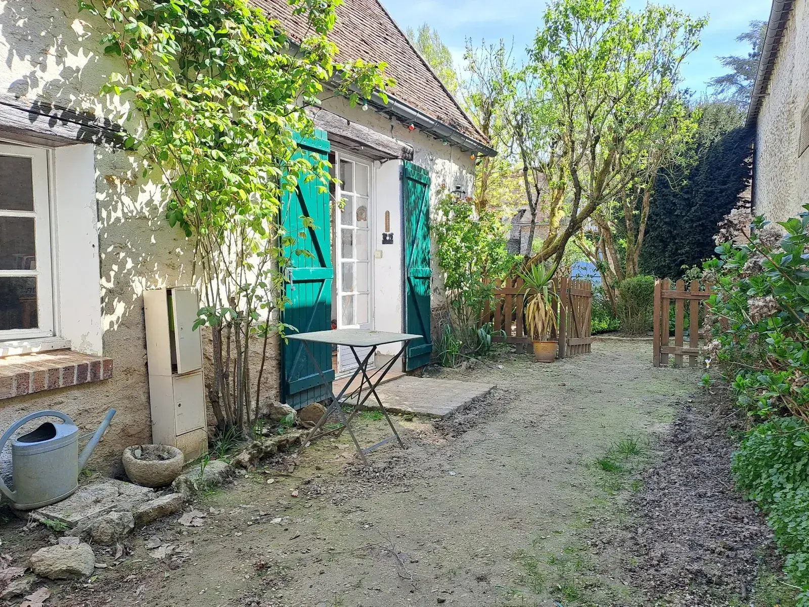 Maison authentique à rénover à Prunay-en-Yvelines avec dépendance et jardin 