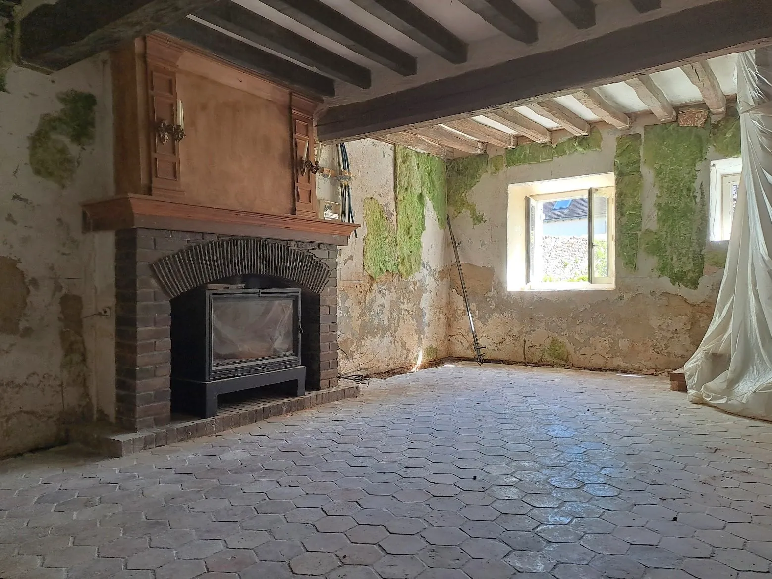 Maison authentique à rénover à Prunay-en-Yvelines avec dépendance et jardin 