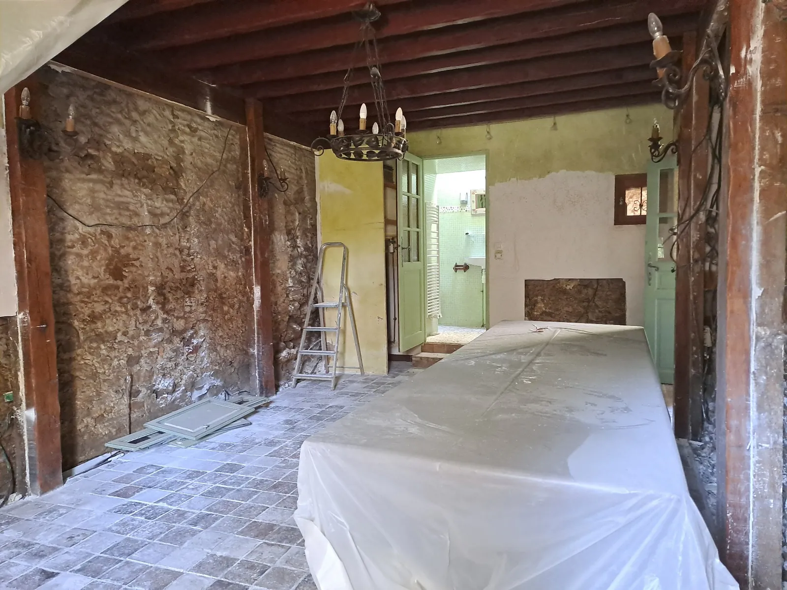 Maison authentique à rénover à Prunay-en-Yvelines avec dépendance et jardin 