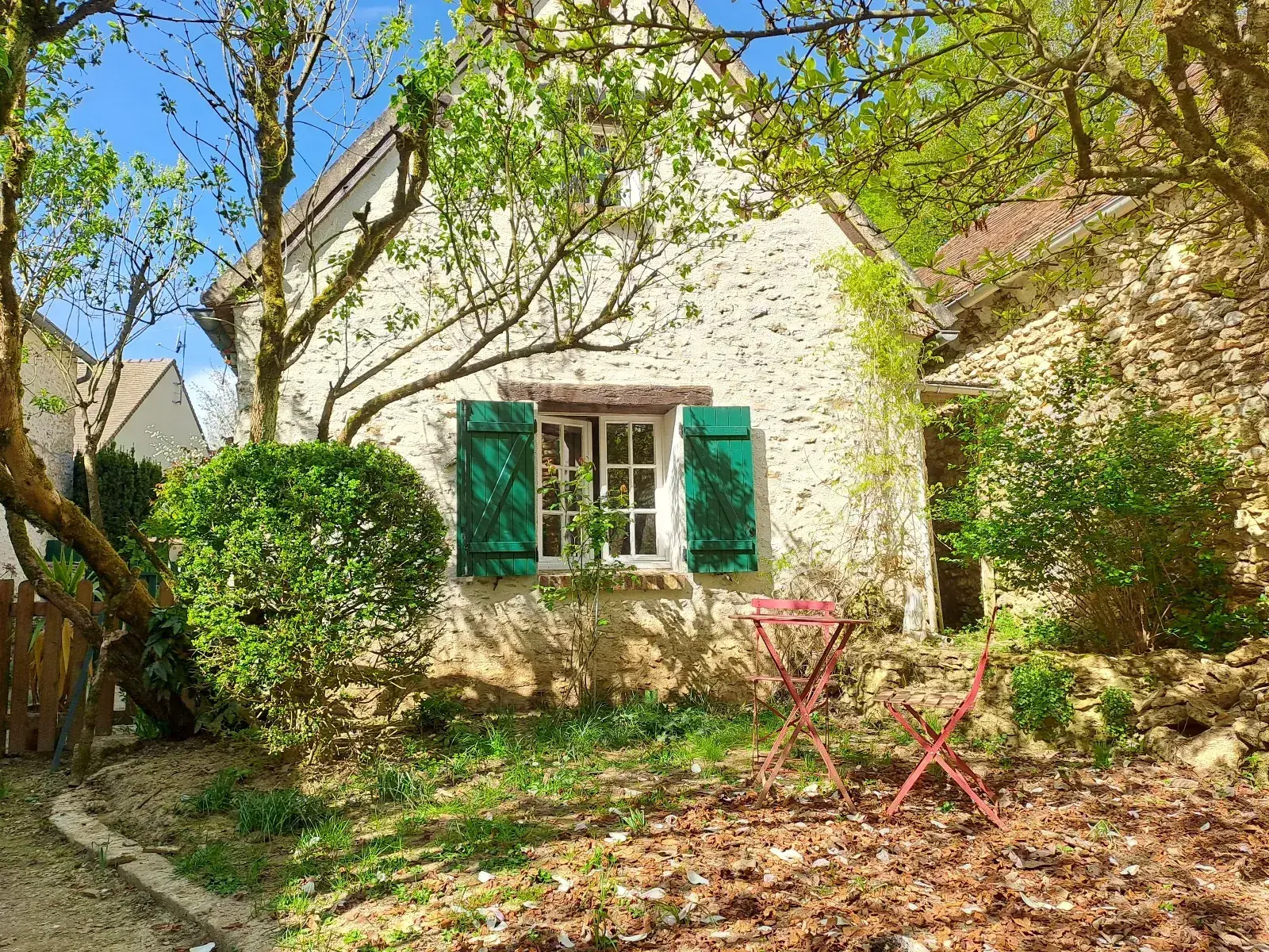 Maison authentique à rénover à Prunay-en-Yvelines avec dépendance et jardin 