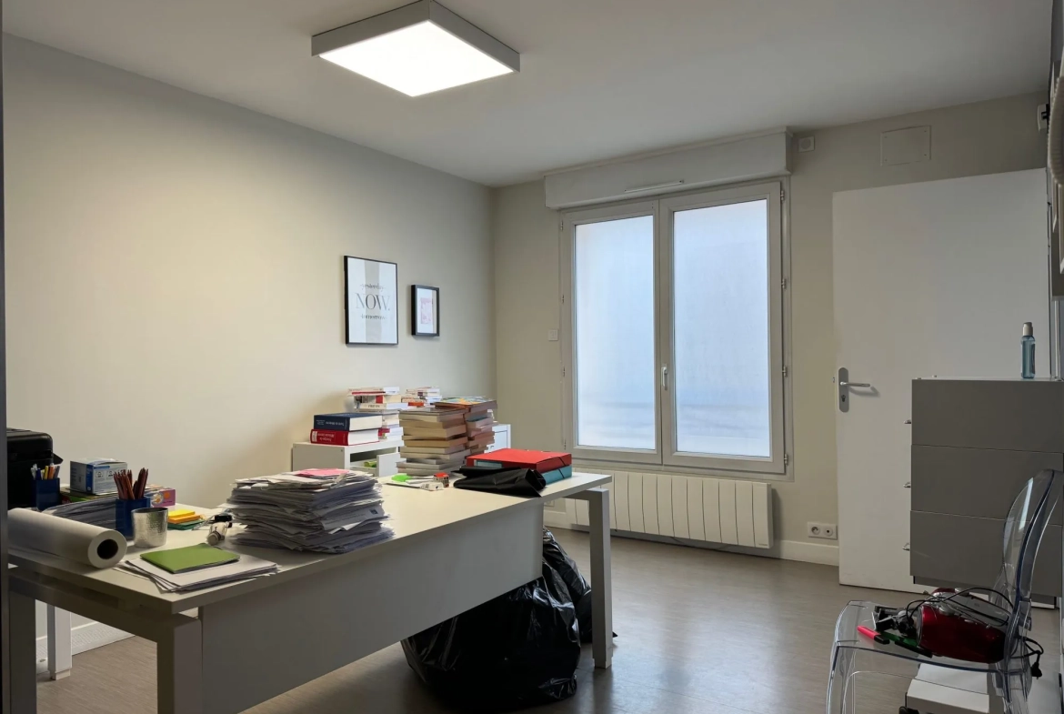 A vendre local professionnel ou appartement à Bernay - Centre-ville, garage, double vitrage, chauffage électrique 