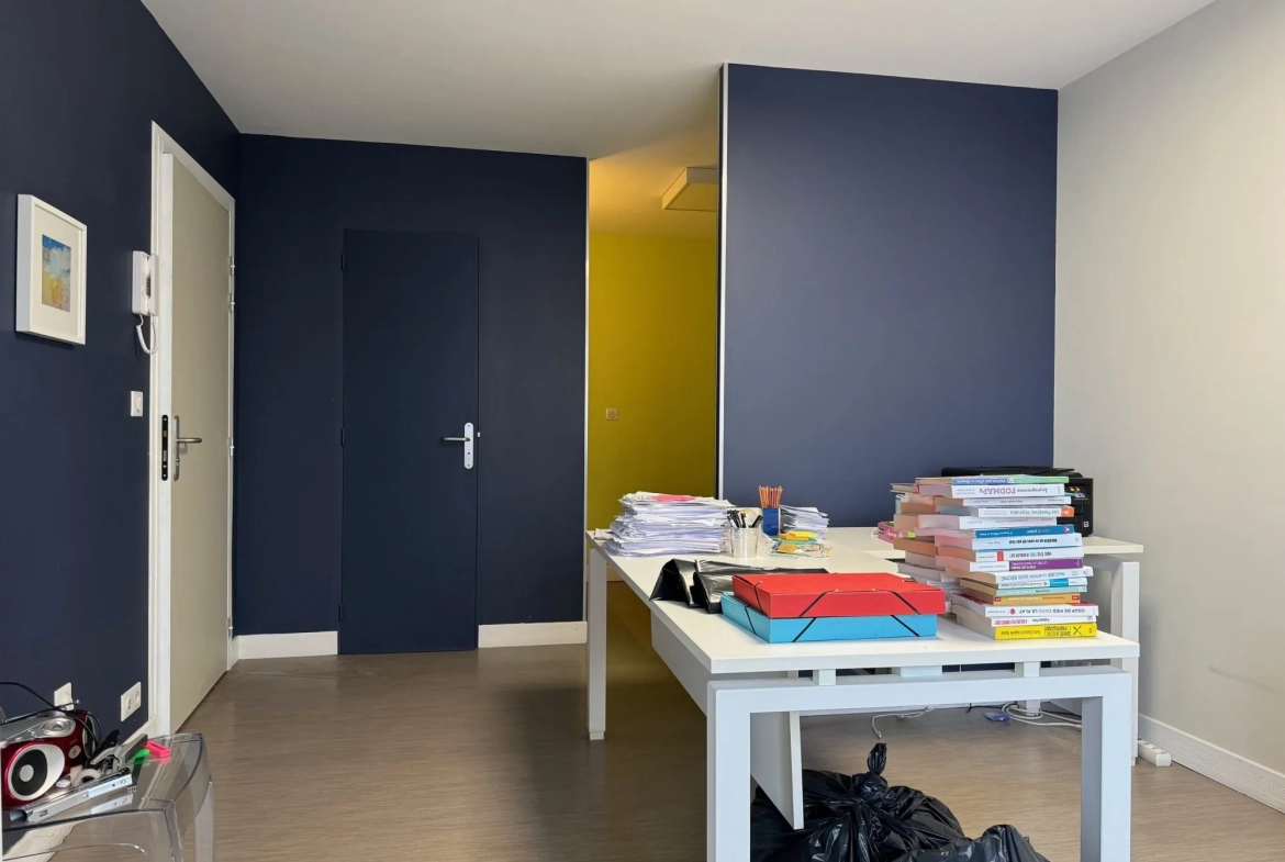 A vendre local professionnel ou appartement à Bernay - Centre-ville, garage, double vitrage, chauffage électrique 