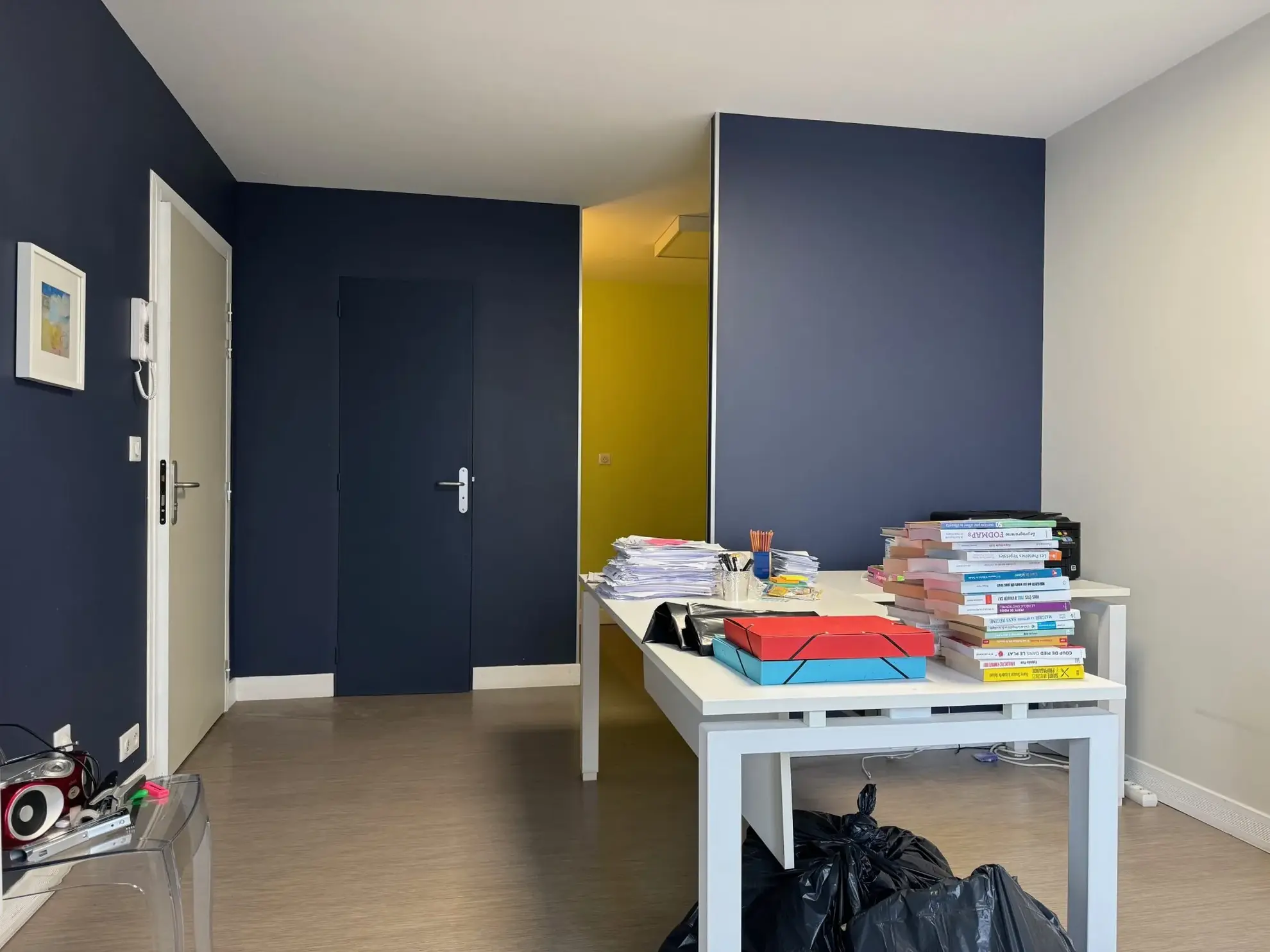A vendre local professionnel ou appartement à Bernay - Centre-ville, garage, double vitrage, chauffage électrique 