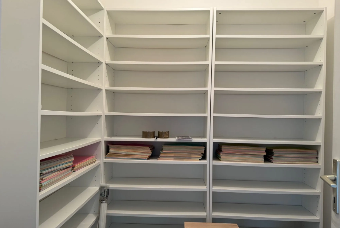 A vendre local professionnel ou appartement à Bernay - Centre-ville, garage, double vitrage, chauffage électrique 