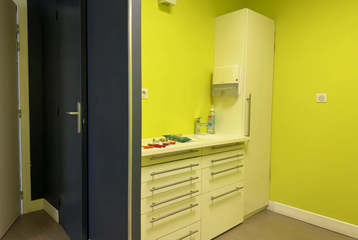 A vendre local professionnel ou appartement à Bernay - Centre-ville, garage, double vitrage, chauffage électrique 