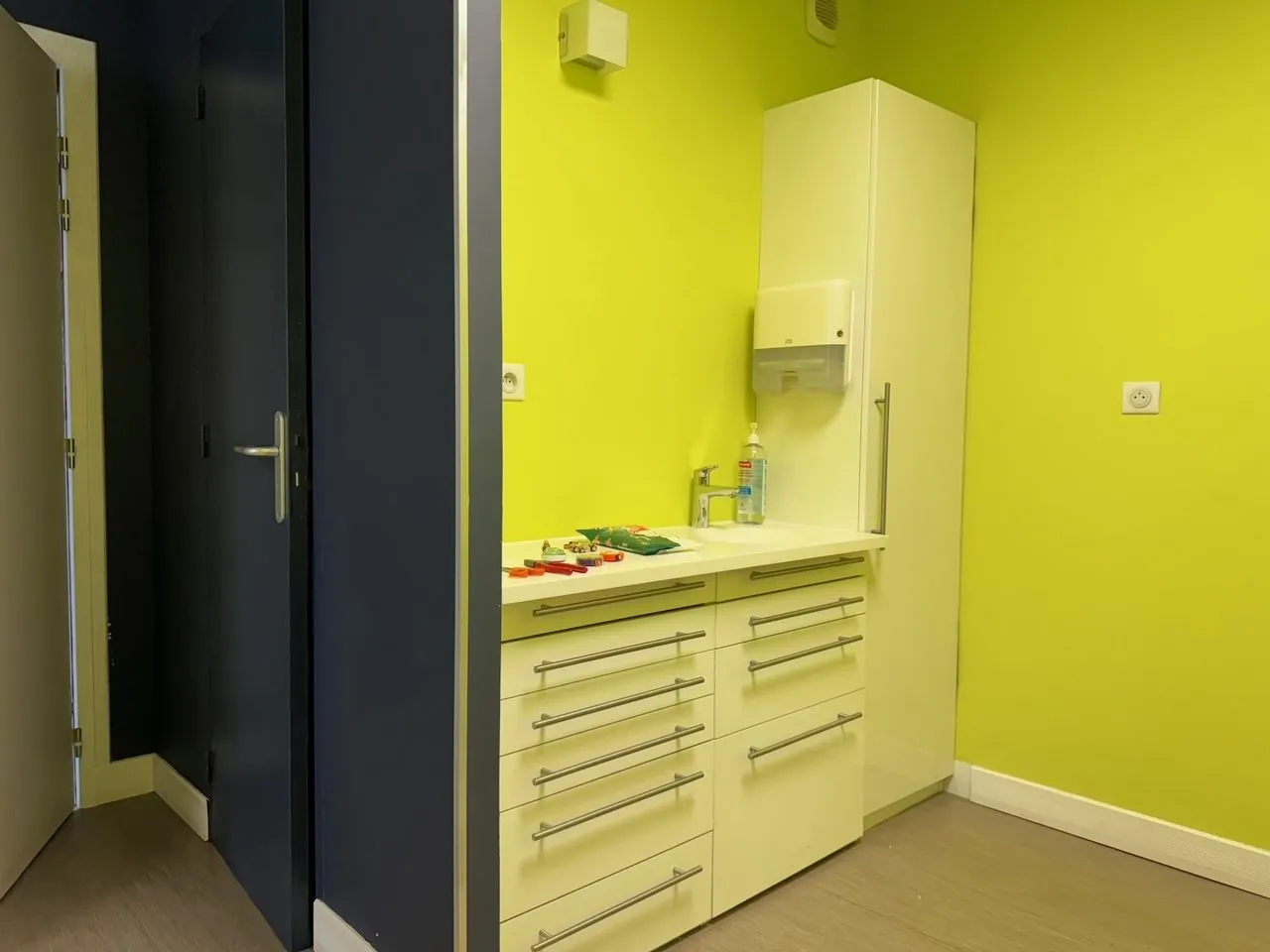 A vendre local professionnel ou appartement à Bernay - Centre-ville, garage, double vitrage, chauffage électrique 