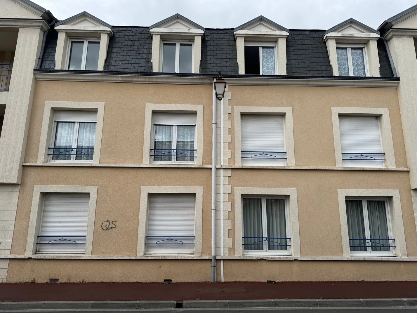 A vendre local professionnel ou appartement à Bernay - Centre-ville, garage, double vitrage, chauffage électrique 