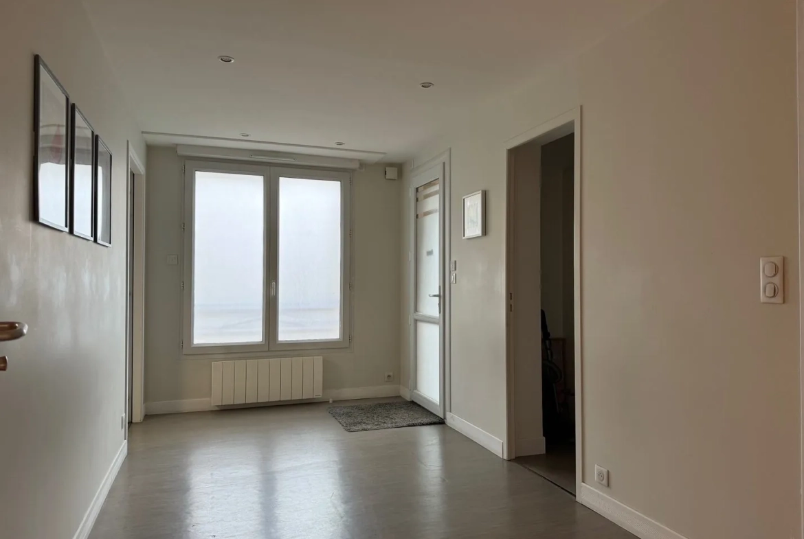 A vendre local professionnel ou appartement à Bernay - Centre-ville, garage, double vitrage, chauffage électrique 