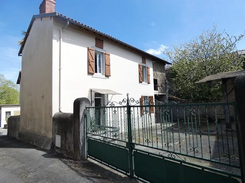 Maison de village avec garage et cour à Labarthe Rivière - 83 m² 
