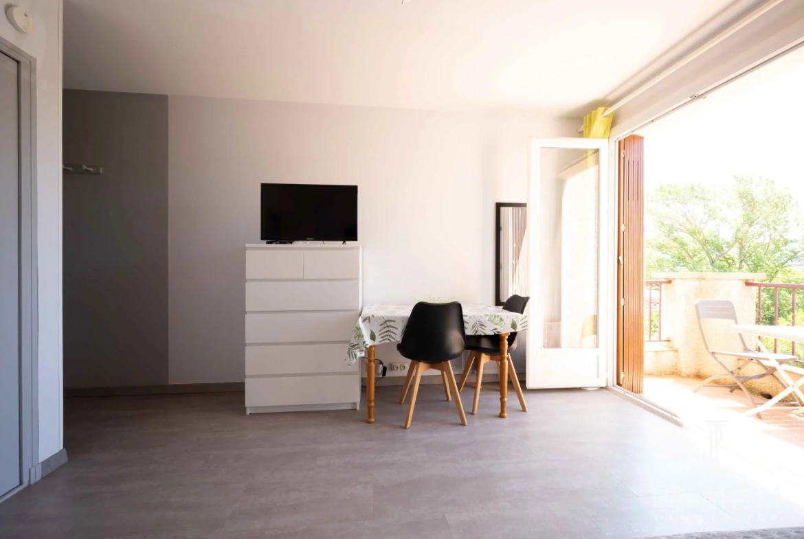 Charmant studio de 25 m² rénové avec balcon à Gréoux-les-Bains 