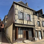 Commerce à vendre au centre-ville de Châteaurenard avec cave et grenier