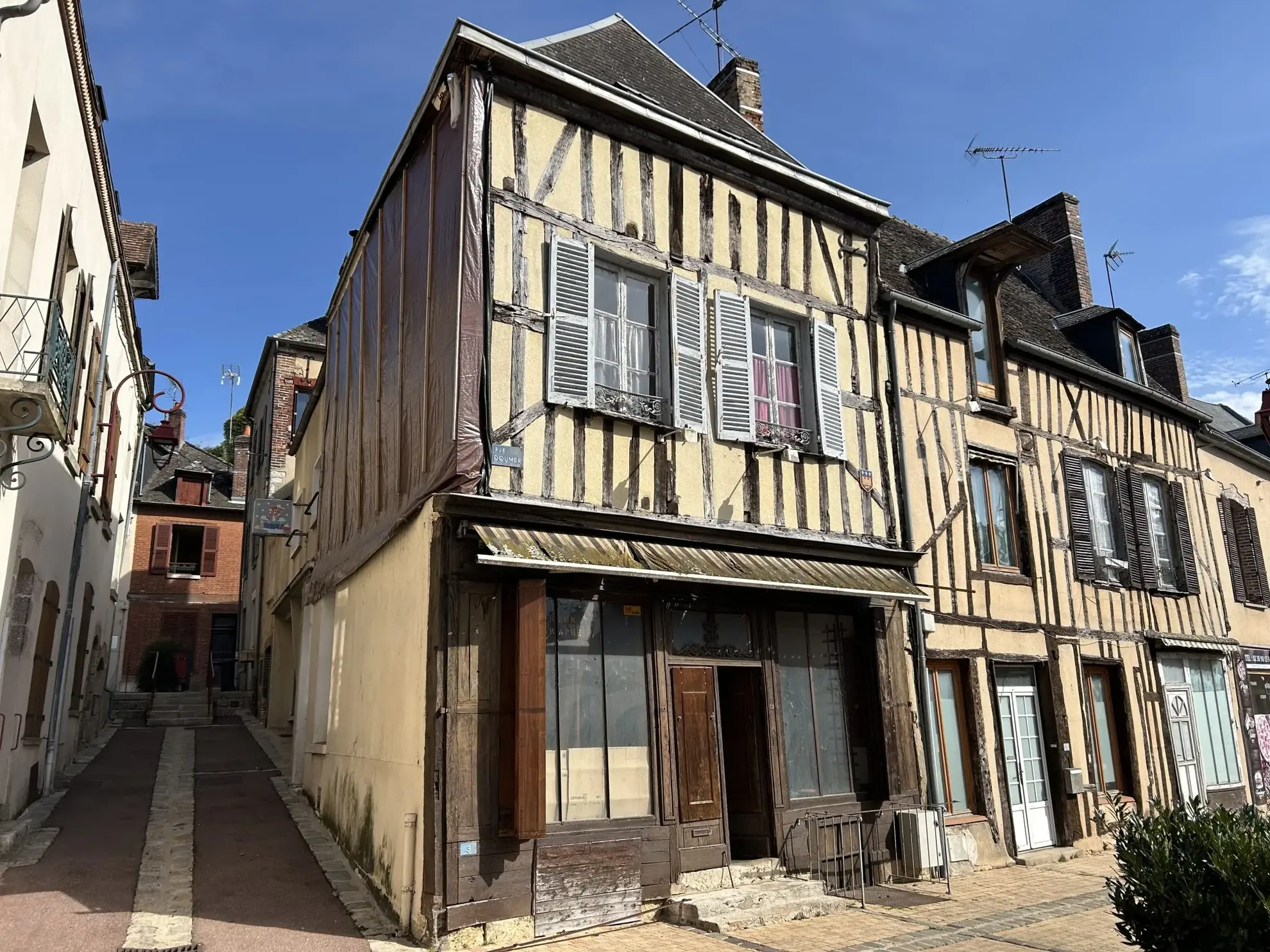 Commerce à vendre au centre-ville de Châteaurenard avec cave et grenier 