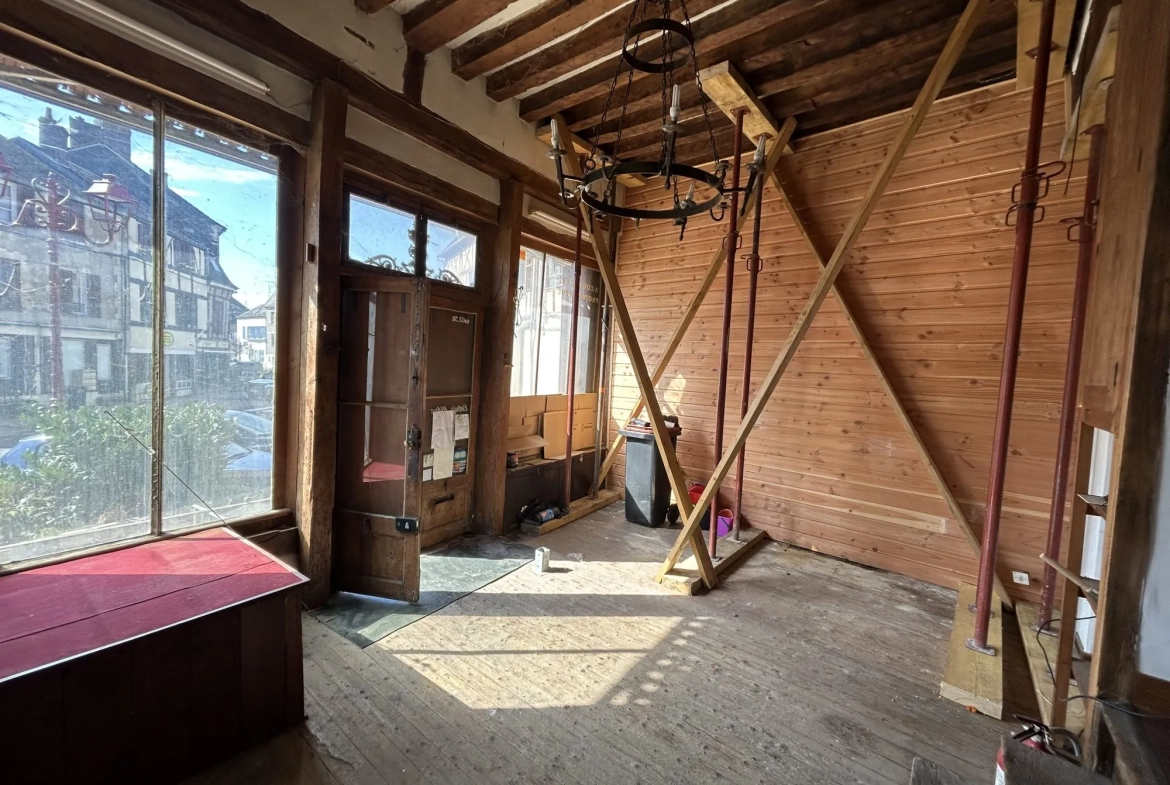 Commerce à vendre au centre-ville de Châteaurenard avec cave et grenier 