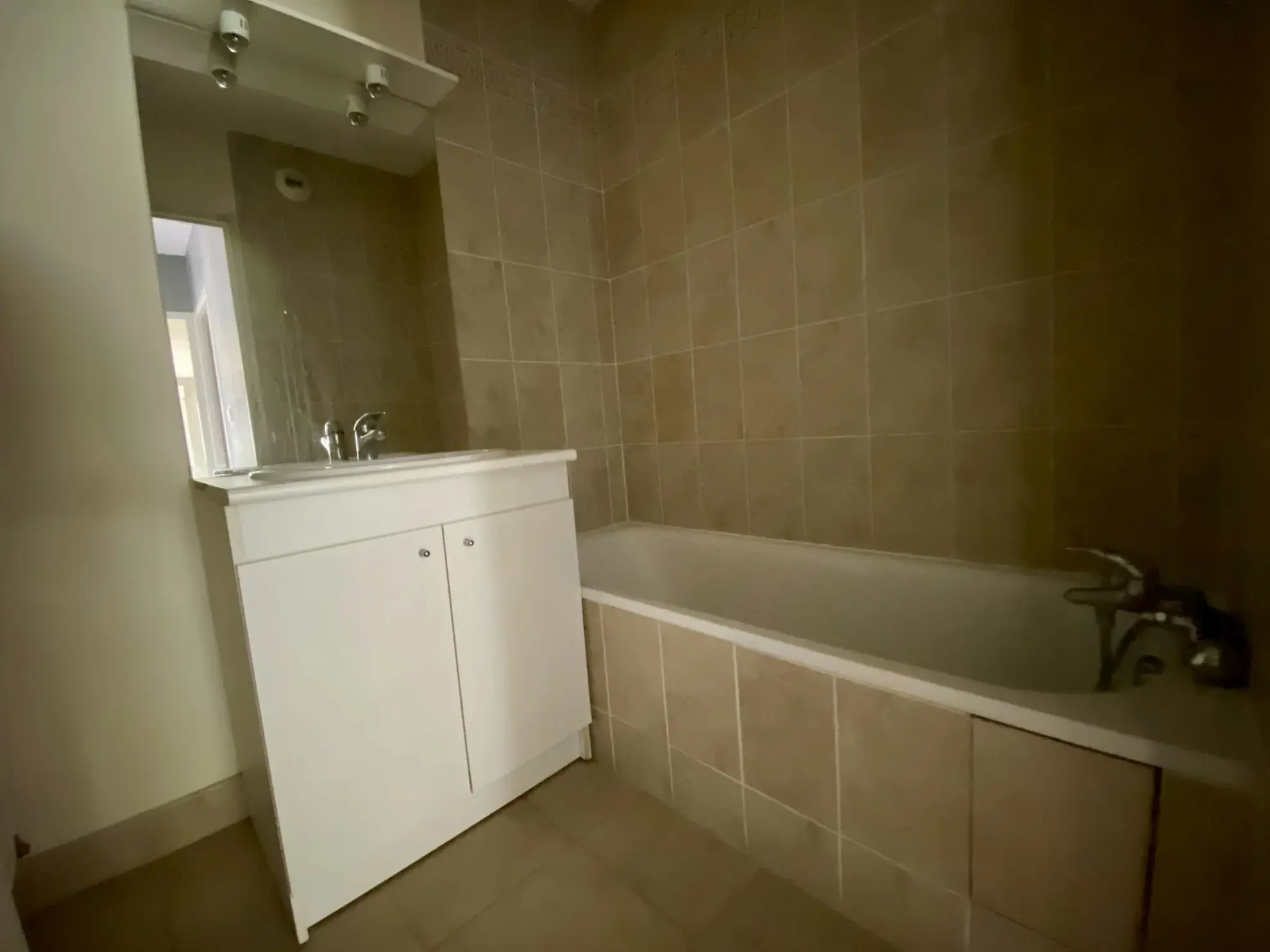 Appartement à vendre à Romans-sur-Isère avec terrasse, jardin et piscine 