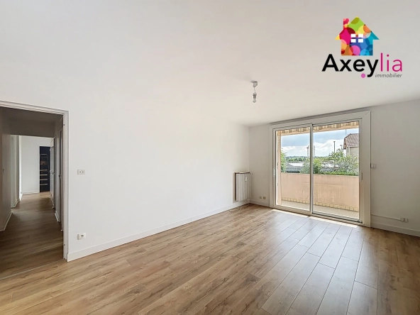 Appartement T4 rénové avec balcon, garage et parking à Charlieu