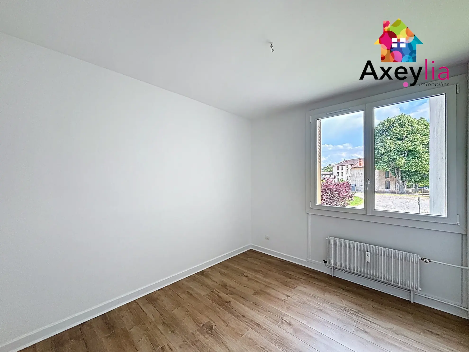 Appartement T4 rénové avec balcon, garage et parking à Charlieu 