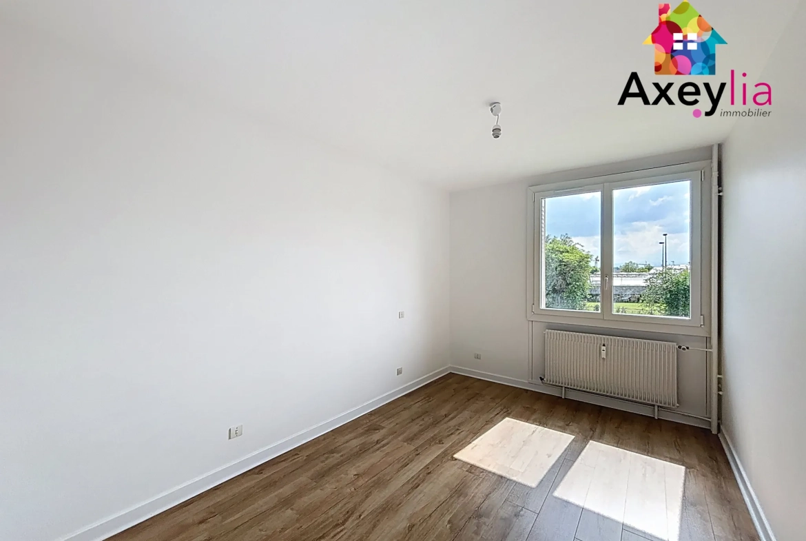 Appartement T4 rénové avec balcon, garage et parking à Charlieu 