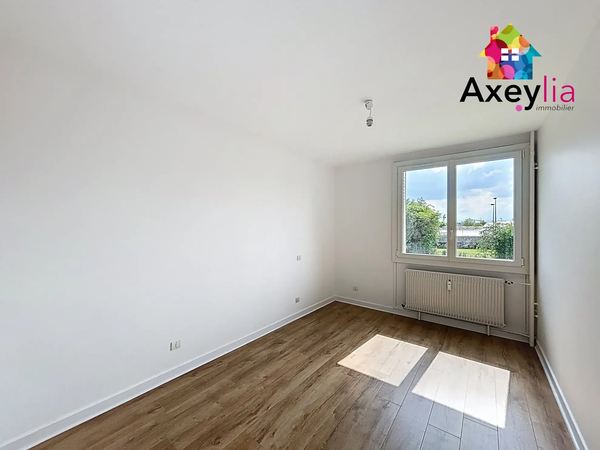 Appartement T4 rénové avec balcon, garage et parking à Charlieu 