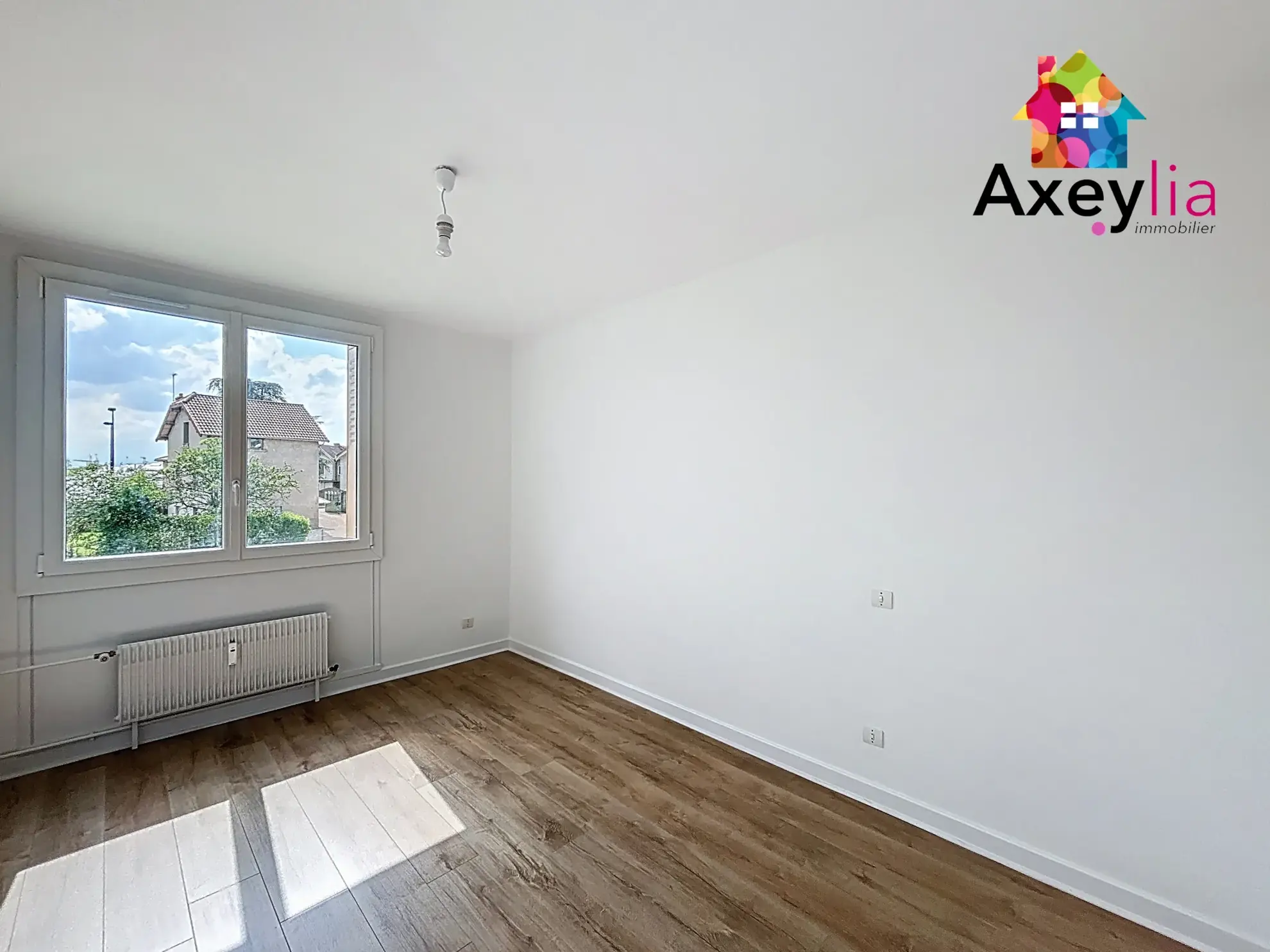Appartement T4 rénové avec balcon, garage et parking à Charlieu 