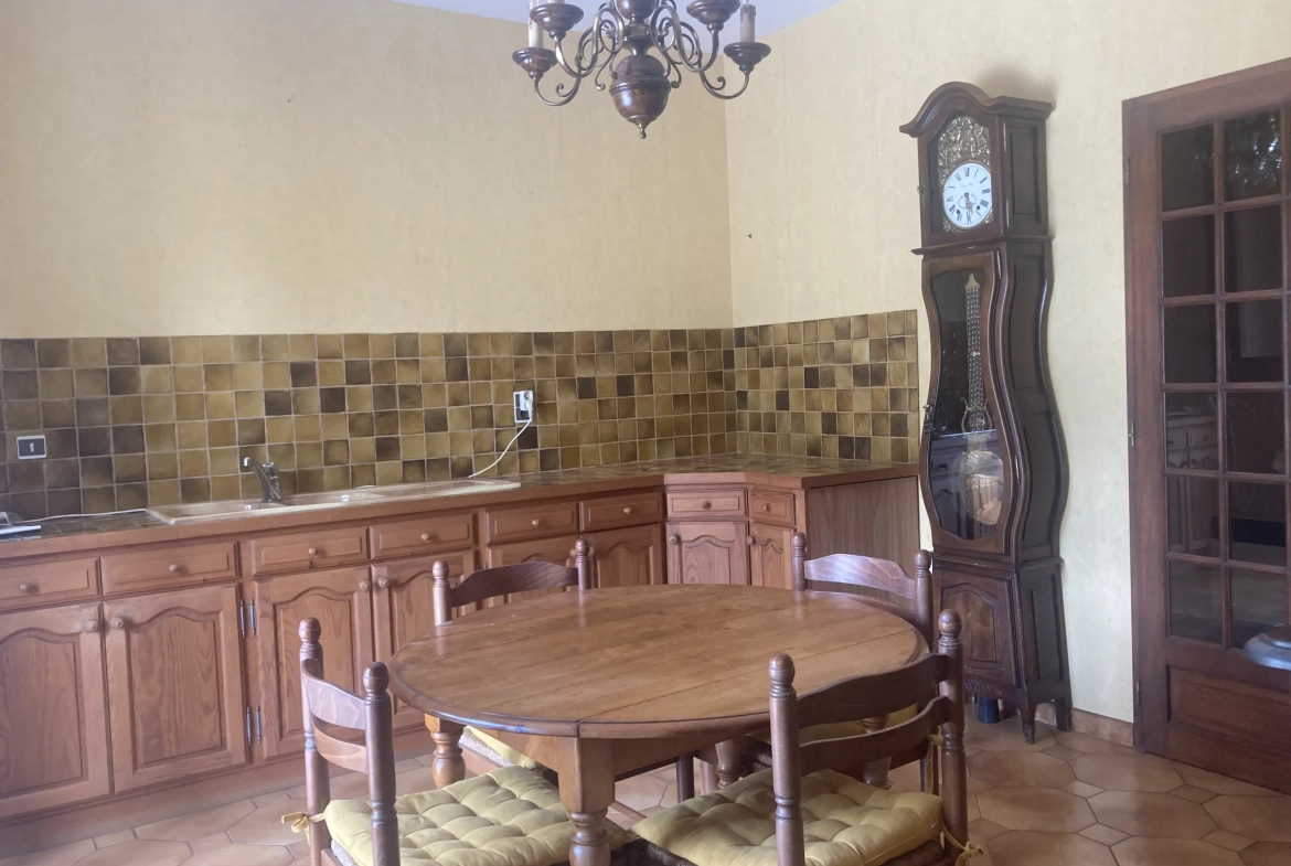Maison de village de 125 m² à La Tour Blanche avec 2 chambres et terrasse 