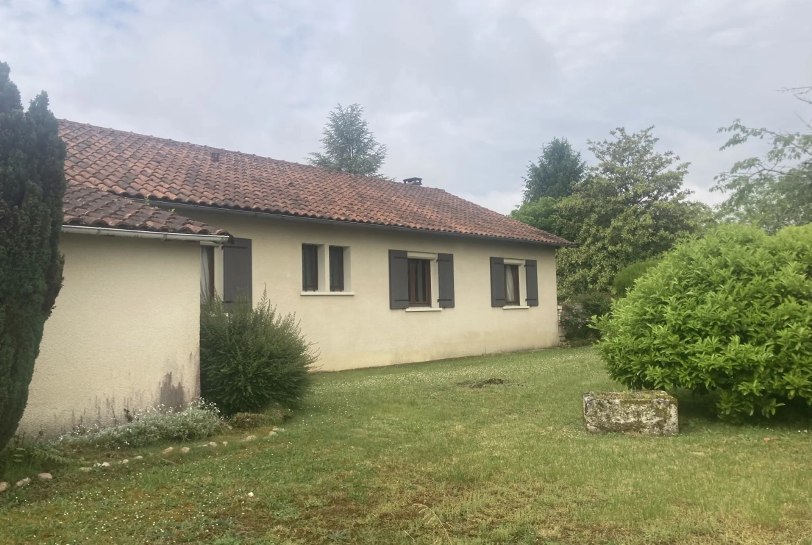 Maison de village de 125 m² à La Tour Blanche avec 2 chambres et terrasse 