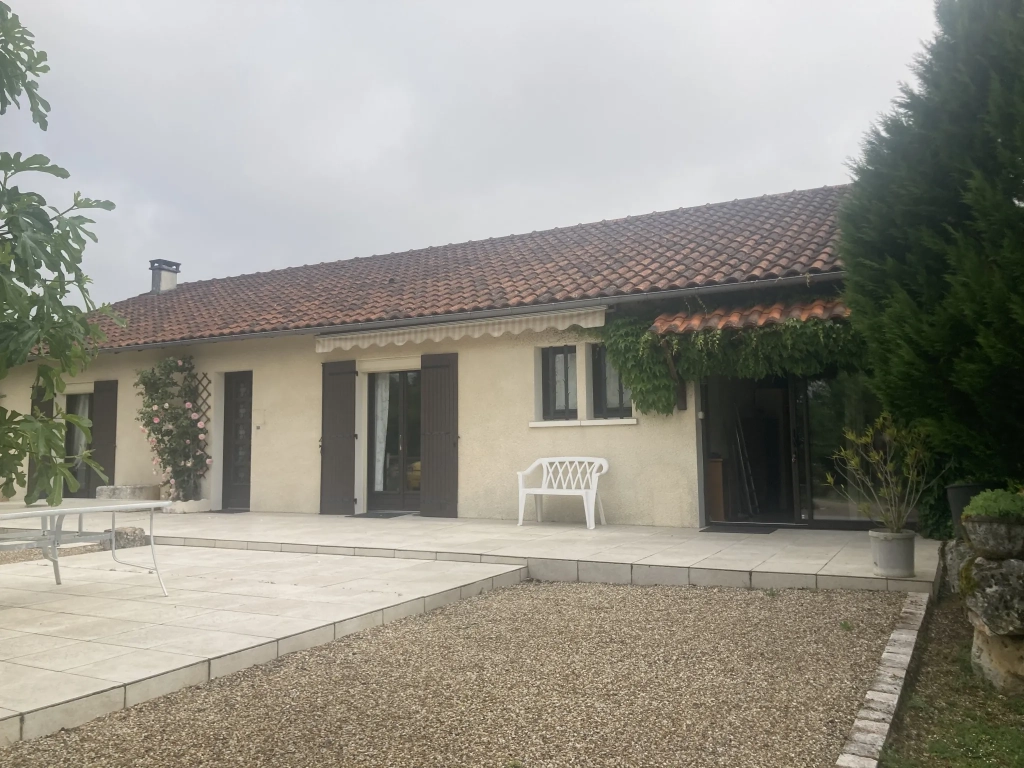 Maison de village de 125 m² à La Tour Blanche avec 2 chambres et terrasse