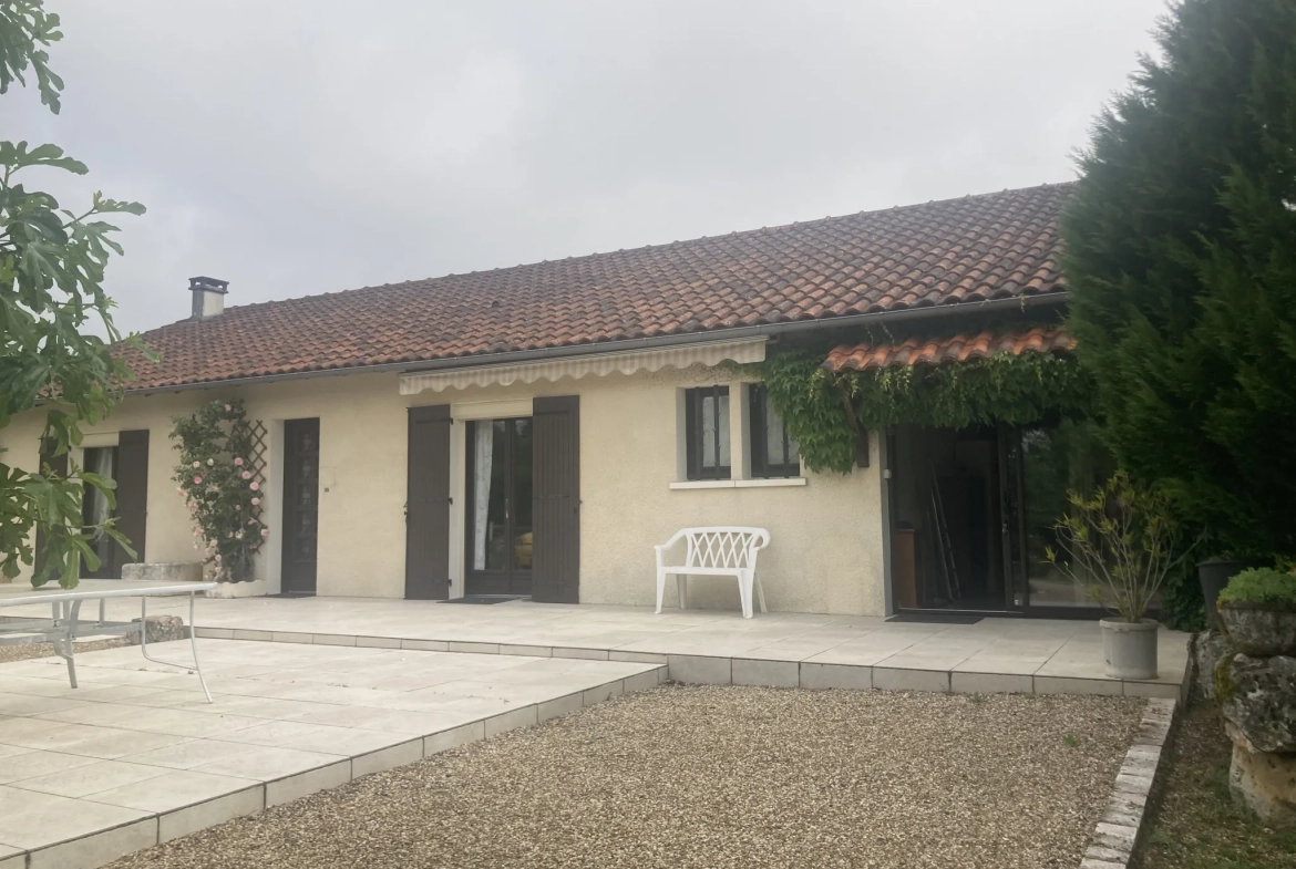 Maison de village de 125 m² à La Tour Blanche avec 2 chambres et terrasse 
