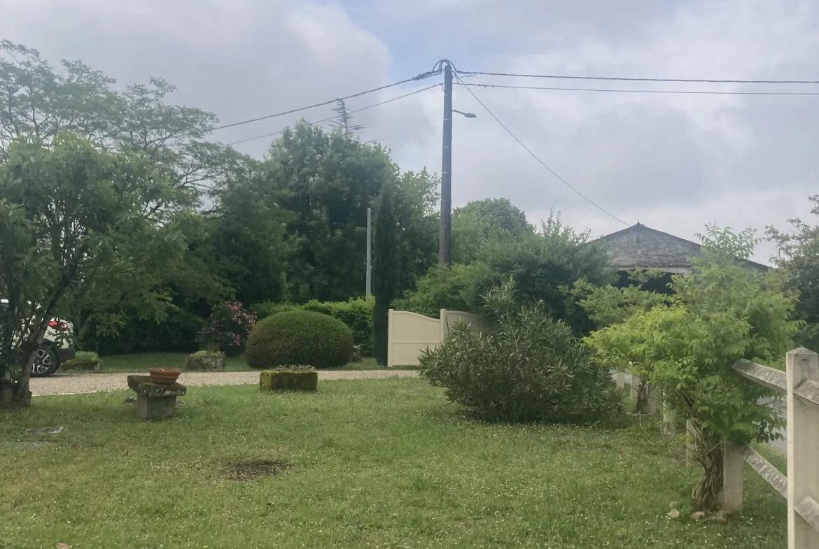 Maison de village de 125 m² à La Tour Blanche avec 2 chambres et terrasse 