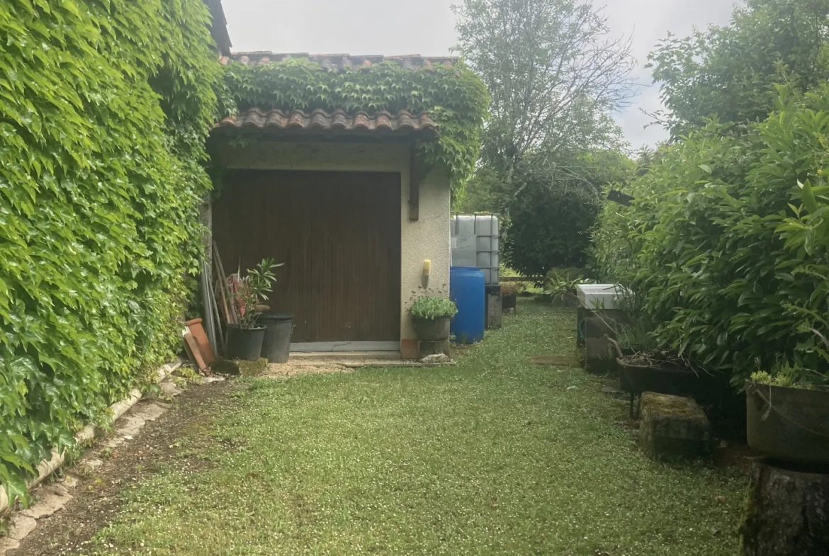 Maison de village de 125 m² à La Tour Blanche avec 2 chambres et terrasse 