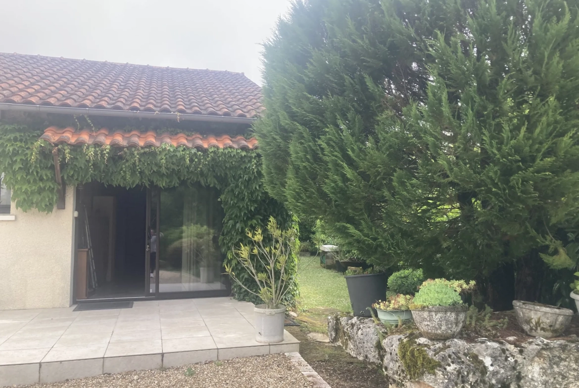 Maison de village de 125 m² à La Tour Blanche avec 2 chambres et terrasse 
