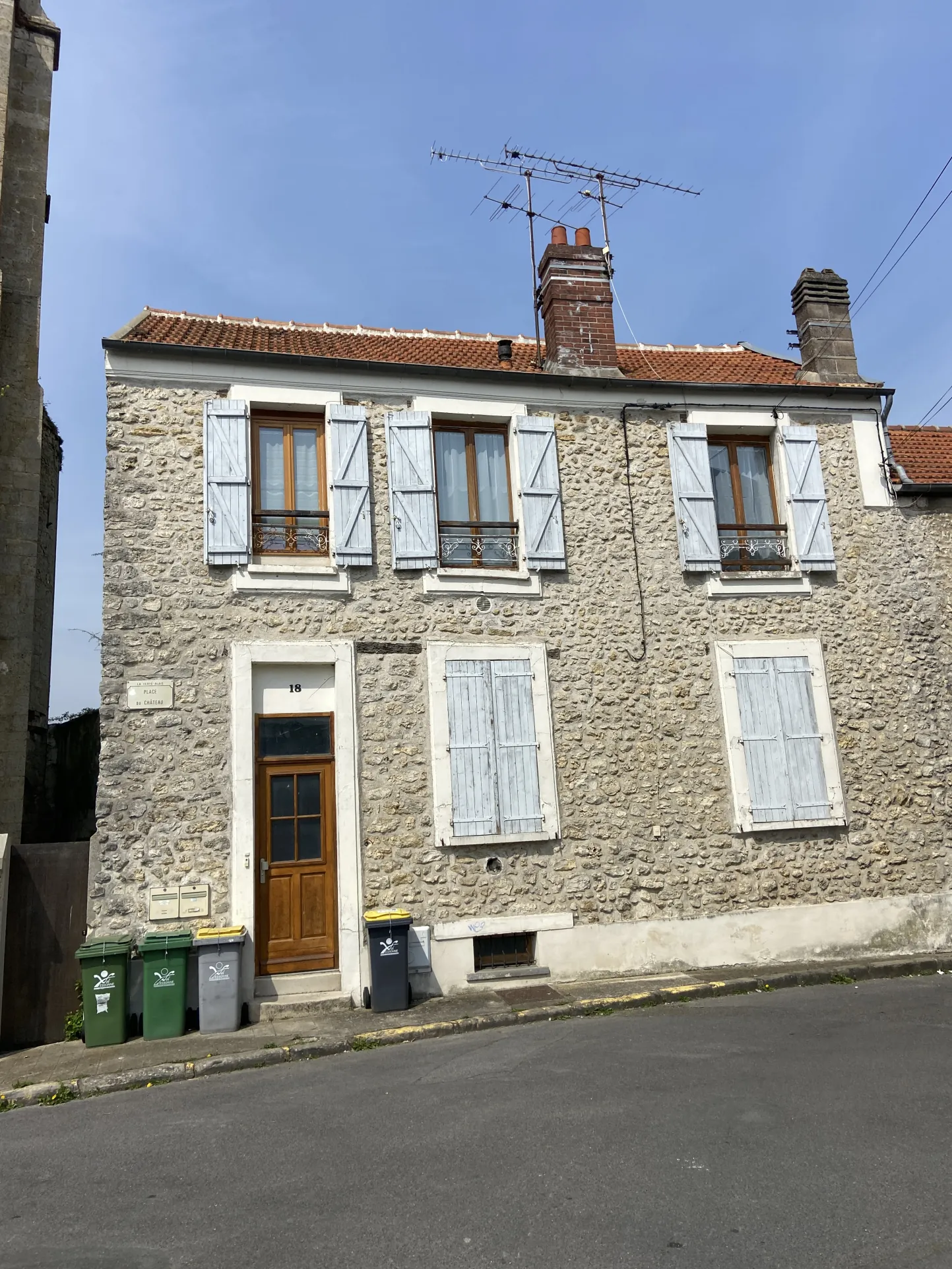 Appartement F2 en hyper-centre-ville de La Ferté-Alais avec cave et bon rendement locatif 