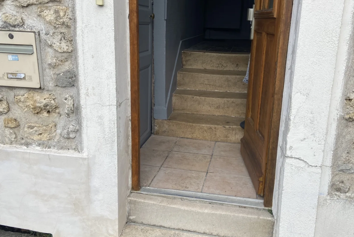 Appartement F2 en hyper-centre-ville de La Ferté-Alais avec cave et bon rendement locatif 