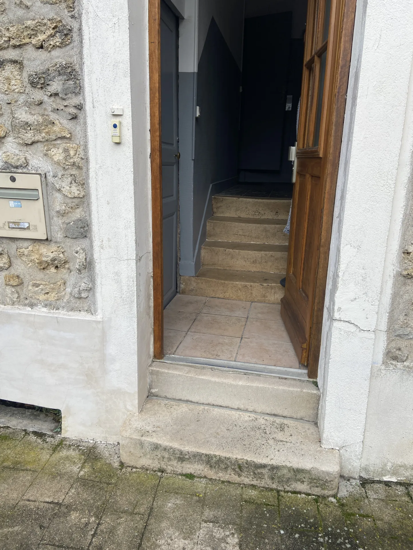Appartement F2 en hyper-centre-ville de La Ferté-Alais avec cave et bon rendement locatif 