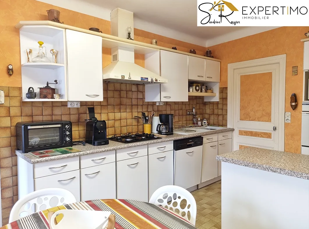 Spacieuse maison avec grange et terrain à Saint-Gervais-d’Auvergne 