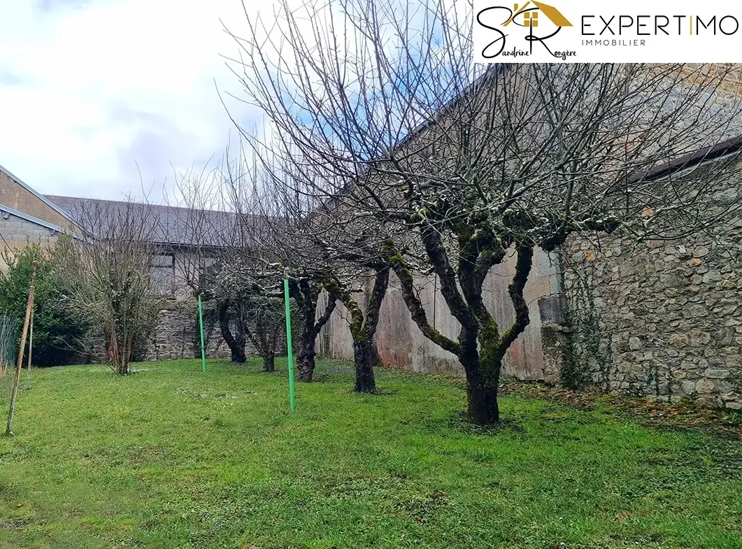 Spacieuse maison avec grange et terrain à Saint-Gervais-d’Auvergne 